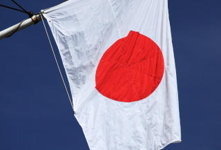 japanische Flagge vor blauem Himmel